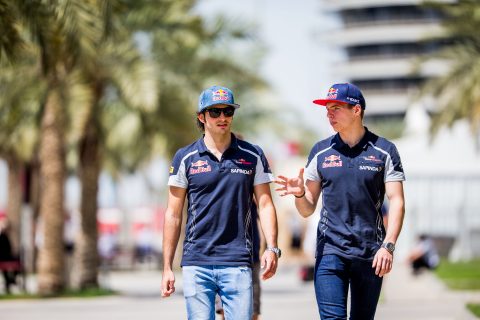 Szczęśliwy Sainz gratuluje Verstappenowi