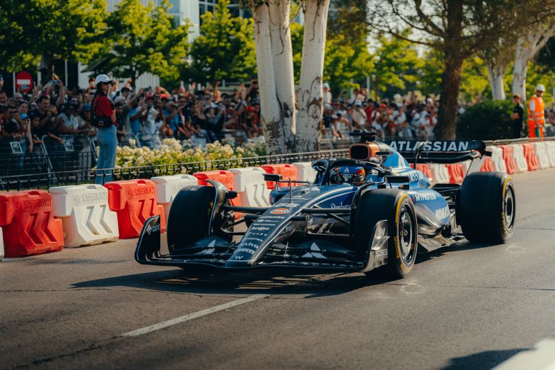 Sainz poprowadził bolid FW45 po części toru Madring