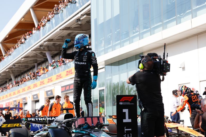 Podwójne podium Mercedesa, bezsensowna kolizja kierowców McLarena
