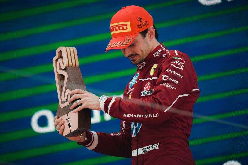 Leclerc na podium, Hamilton gra zespołowo